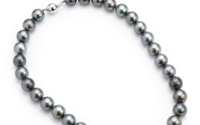 A Tahiti pearl necklace set with numerous cultured Tahiti pearls and a clasp of 18k white gold. Pearl diam. app. 12.0–13.5 mm. L. app. 45 cm.