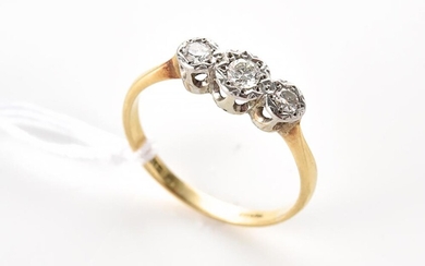 A VINTAGE THREE STONE DIAMOND RING IN 18CT GOLD AND PLATINUM, SIZE M, 1.6GMS
