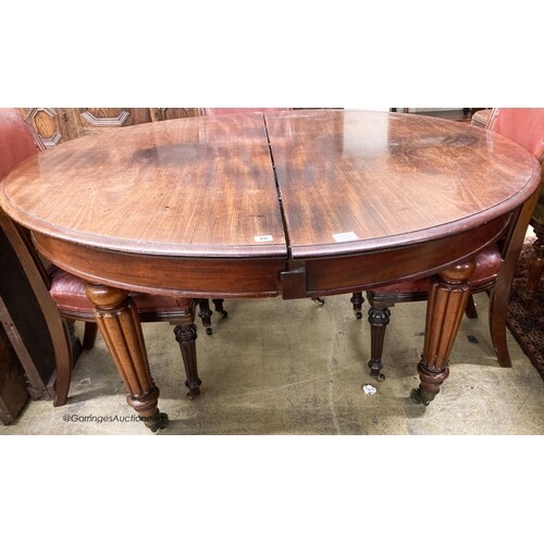 A Victorian mahogany circular extending dining table, (no le...