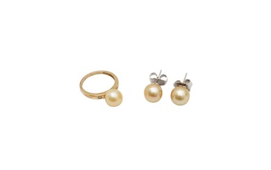 A YELLOW PEARL RING AND A PAIR OF EARRINGS