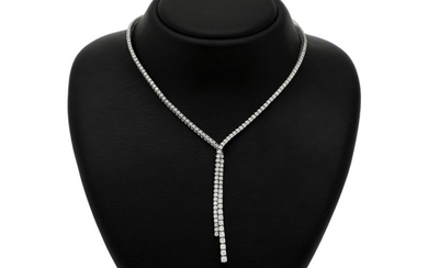 A diamond necklace set with numerous brilliant-cut diamonds weighing a total of app. 9.00 ct., mounted in 18k white gold. L. app. 39.5 cm.