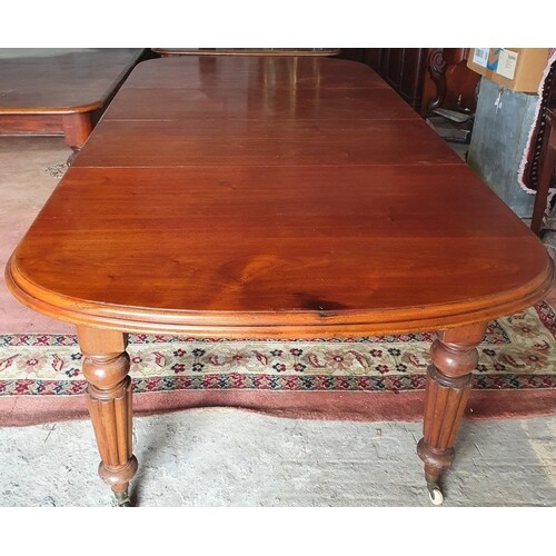 A good 19th Century mahogany Dining Table with two extra lea...