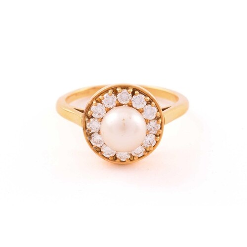 A pearl and diamond entourage ring in 18ct gold, featuring a...