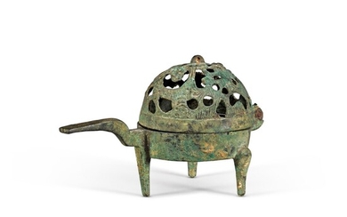 A small bronze lamp with a hinged openwork cover Han dynasty | 漢 青銅燈