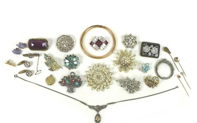 A small group of jewellery, including a 9ct gold stick pin i...