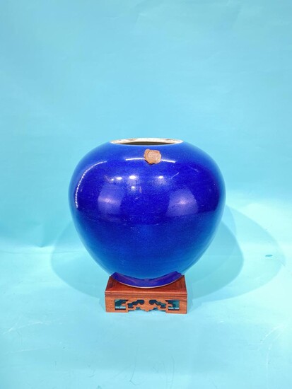 A very beautiful Qing dynasty blue glazed jar (lid...