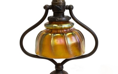 AMERICAN IRIDESCENT ART GLASS AND ART NOUVEAU ELECTRIC DESK LAMP
