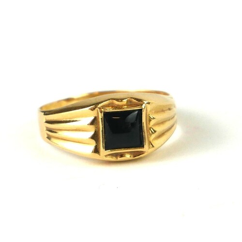 AN ITALIAN 18CT GOLD AND BLACK ONYX GENTS SIGNE RING A cabo...