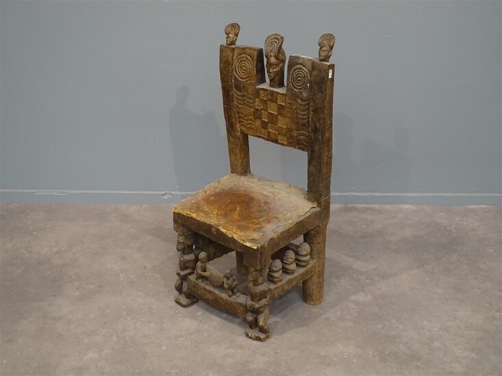 (-), Afrikaanse stoel versierd met gestoken figuren en...