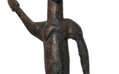 Afrique. Statuette Bateba du peuple Lobi, Burkina Faso. Personnage masculin dont la pose reflète l'esthétique...