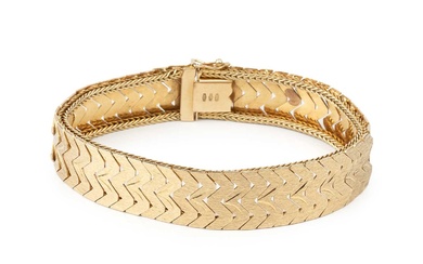 An 18ct yellow gold bracelet, of flexible textured chevron link...