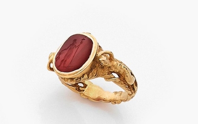 BAGUE CHEVALIERE INTAILLE A cornelian intaglio and gold ring.