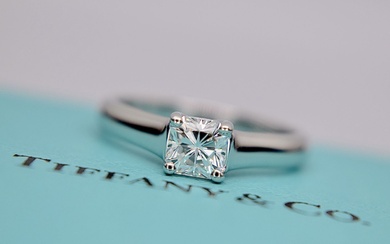 BEAUTIFUL DIAMOND TIFFANY & CO. "LUCIDA" VVS PLATINUM SOLITAIRE (BOX...