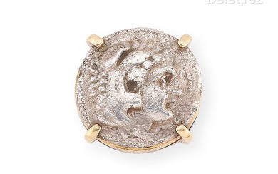 Bague en or jaune 750 millièmes à chaton circulaire ornée d’une pièce de monnaie antique–Macédoine–en...