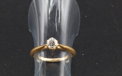 Bague solitaire en or jaune 18K (750°/00) sertie griffes d'un diamant rond brillanté. Poinçon tête...