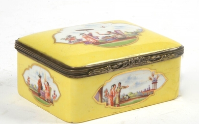 Boîte à priser en porcelaine polychrome de Meissen à décor chinoisant sur fond jaune. Travail...