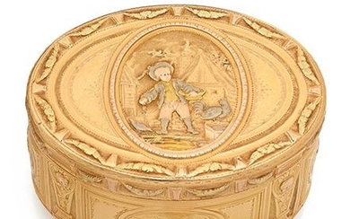 Boite ovale en or 18K (750) de quatre tons, à décor ciselé dans des cartouches...