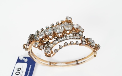Bracelet ancien en or rose, en dessous du montant légal, serti de diamants taillés en...