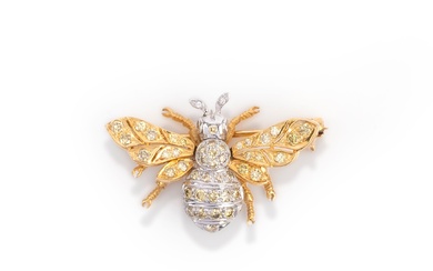 Broche en diamant jaune, représentant une abeille en vol, sertie de diamants taille brillant de...