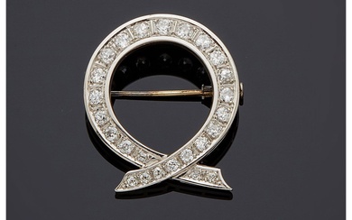 Broche en or blanc 18 carats (750/000), platine (950/000) et diamants, figurant une boucle ronde...