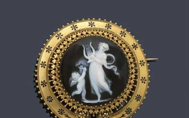 Brooch cameo in carved agate with mythological scene of