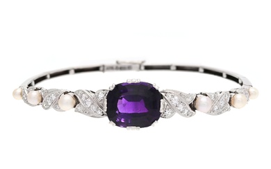C.G. HALLBERG, bracelet, or blanc 18 carats, améthyste taille coussin env. 8,00 ct, perles de...