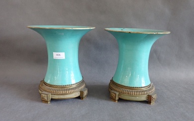 CHINE Paire de vases à glaçure verte, montures en bronze, H 19 cm hors socle...