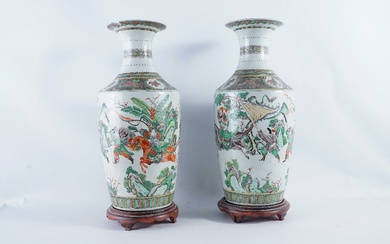 CHINE. Paire de vases en porcelaine famille verte , Balustres, à décor de scènes de...
