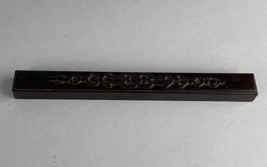 CHINE, fin XIXe. Presse-papier rectangulaire en bois (Zitan ?), le dessous à décor en léger...