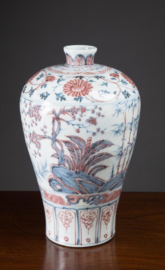 CHINESE MING STYLE PORCELAIN VASE, of meiping form