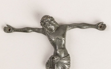 CHRIST en bronze étamé, pieds superposés, périzonium noué à droite. Epoque XVIème - XVIIème siècle....