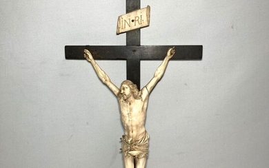 CHRIST en ivoire sculpté, présenté sur une croix formant crucifix, avec titulus XIXème 30.5 x...