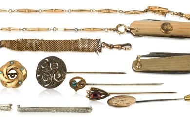 COLLECTION OF MEN'S JEWELRY AND ACCOUTREMENTS INCLUDING POCKET KNIVES AND STICK PINS