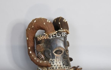 CONGO Masque en bois sculpté et ornementations de perles polychromes. XXe, dans le style des...