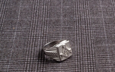 Chevalière maçonnique en or gris 18 carats (750 millièmes) orné de l’équerre et du compas Travail français Taille de doigt : 59 (Poids : 13,30 g)