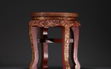 Chine - Petite table d'appoint en laque rouge er or à décor sculpté de personnages...