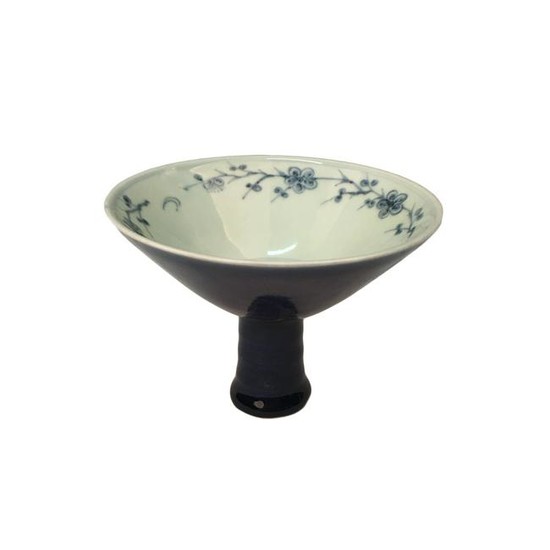 Chinese Blue-White 'Lotus' Standing Cup