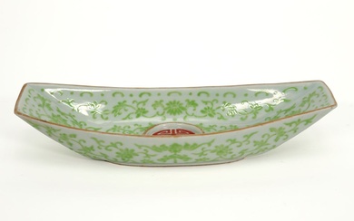 Plat chinois en forme de bateau en porcelaine marquée avec un décor floral en vert|...