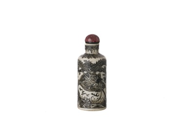 Chinese porcelain 'Dragon' snuff bottle, Daoguang