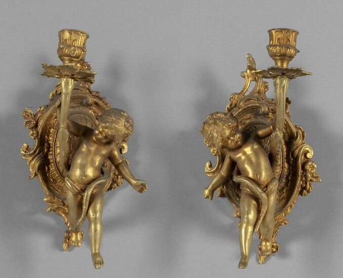 Coppia di apliques in bronzo dorato con putti
