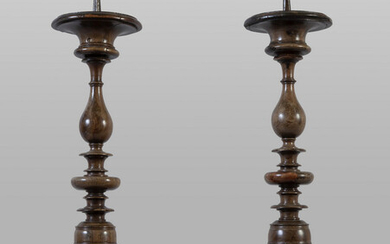 Coppia di candelieri a rocchetto in massello di palissandro, sec.XVIII h.cm.36
