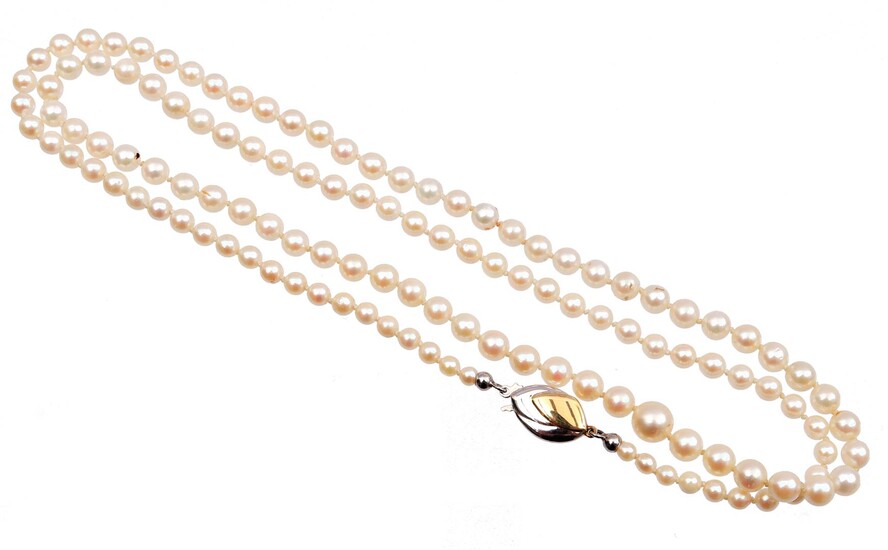 (-), Cultive pearl necklace with gold clasp, 14...