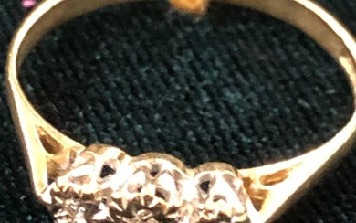 Diamond 9ct Gold Trilogy Illusion Ring. Size O-P.