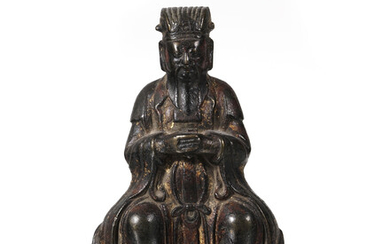 Dignitaire assis, sculpture en bronze partiellement laqué et doré, Chine, probablement dynastie Ming, tenant autrefois un objet dans ses m