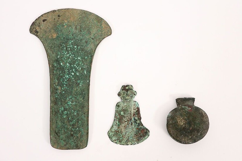 Drie kleine Precolumbiaanse items te dateren tussen 800 en 1200 : een "Tumi" bijl, een...