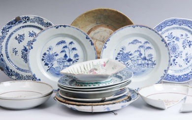 Een verzameling diverse porseleinen en aardewerk borden