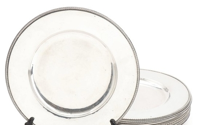 Evald Nielsen: A set of 12 hammered sterling silver plates. Manufactured by Evald Nielsen. Weight app. 7015 gr. Diam. app. 28 cm. (12)