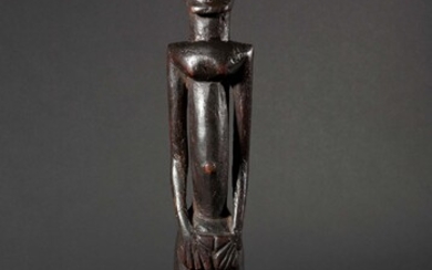 Figure d’ancêtre hermaphrodite en bois dur avec ancienne patine d’usage brune et rousse, brillante par...