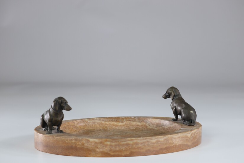 Important vide poche en marbre décoré de deux chiens en bronze probablement travail Viennois.