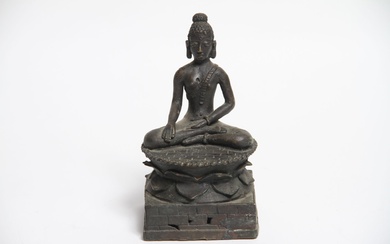 Java. Statuette de bouddha en bronze patiné. H 19 cm